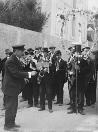 M&uacute;sics interpretant Caramelles a Tiana. 1920