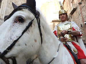 Setmana Santa 2023 a Girona. Sortida dels Manaies per lliurar el Penó