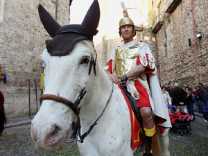 Setmana Santa 2023 a Girona. Sortida dels Manaies per lliurar el Penó