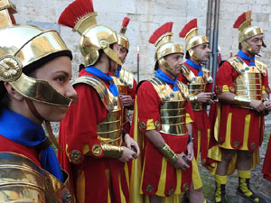 Setmana Santa 2023 a Girona. Sortida dels Manaies per lliurar el Penó