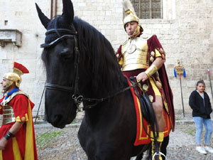 Setmana Santa 2023 a Girona. Sortida dels Manaies per lliurar el Penó