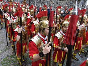 Setmana Santa 2023 a Girona. Sortida dels Manaies per lliurar el Penó