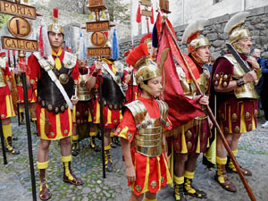 Setmana Santa 2023 a Girona. Sortida dels Manaies per lliurar el Penó