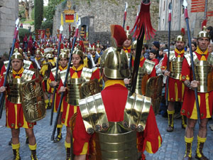 Setmana Santa 2023 a Girona. Sortida dels Manaies per lliurar el Penó