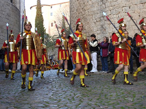 Setmana Santa 2023 a Girona. Sortida dels Manaies per lliurar el Penó