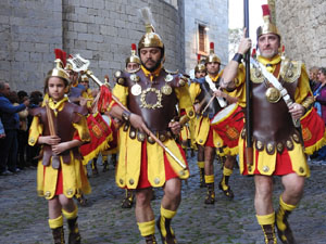 Setmana Santa 2023 a Girona. Sortida dels Manaies per lliurar el Penó