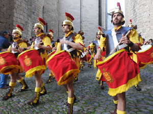 Setmana Santa 2023 a Girona. Sortida dels Manaies per lliurar el Penó