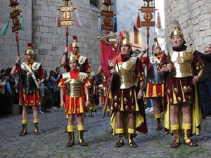 Setmana Santa 2023 a Girona. Sortida dels Manaies per lliurar el Penó