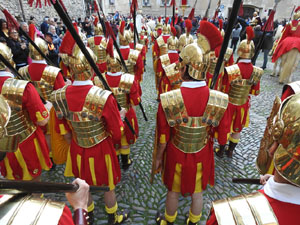 Setmana Santa 2023 a Girona. Sortida dels Manaies per lliurar el Penó