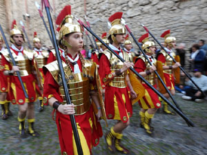 Setmana Santa 2023 a Girona. Sortida dels Manaies per lliurar el Penó