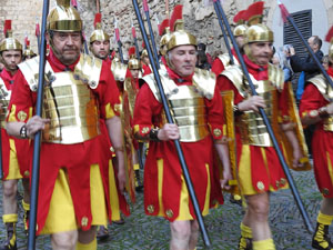 Setmana Santa 2023 a Girona. Sortida dels Manaies per lliurar el Penó