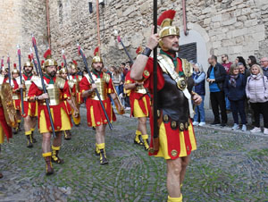 Setmana Santa 2023 a Girona. Sortida dels Manaies per lliurar el Penó