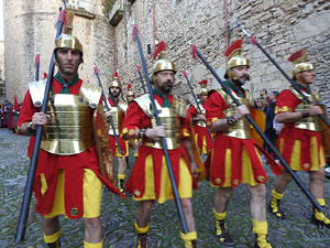 Setmana Santa 2023 a Girona. Sortida dels Manaies per lliurar el Penó