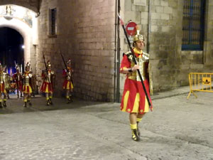 Setmana Santa 2023 a Girona. Sortida dels Manaies per lliurar el Penó