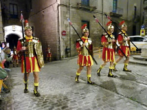 Setmana Santa 2023 a Girona. Sortida dels Manaies per lliurar el Penó