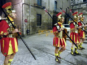 Setmana Santa 2023 a Girona. Sortida dels Manaies per lliurar el Penó