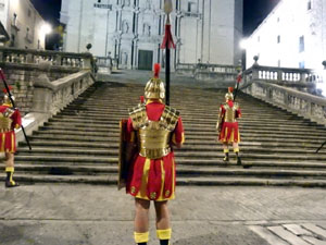 Setmana Santa 2023 a Girona. Sortida dels Manaies per lliurar el Penó