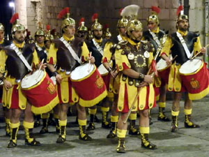 Setmana Santa 2023 a Girona. Sortida dels Manaies per lliurar el Penó