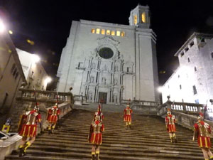 Setmana Santa 2023 a Girona. Sortida dels Manaies per lliurar el Penó