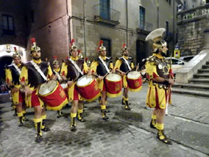 Setmana Santa 2023 a Girona. Sortida dels Manaies per lliurar el Penó