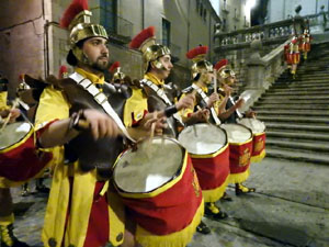 Setmana Santa 2023 a Girona. Sortida dels Manaies per lliurar el Penó