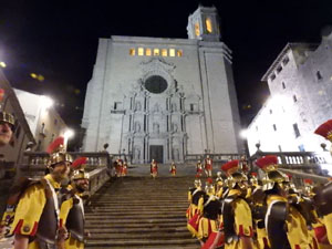 Setmana Santa 2023 a Girona. Sortida dels Manaies per lliurar el Penó