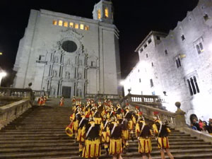 Setmana Santa 2023 a Girona. Sortida dels Manaies per lliurar el Penó