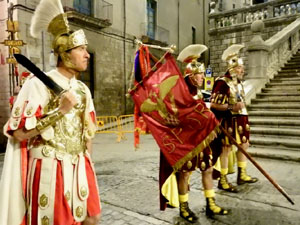 Setmana Santa 2023 a Girona. Sortida dels Manaies per lliurar el Penó