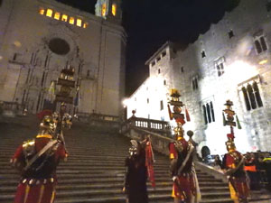 Setmana Santa 2023 a Girona. Sortida dels Manaies per lliurar el Penó