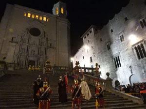 Setmana Santa 2023 a Girona. Sortida dels Manaies per lliurar el Penó