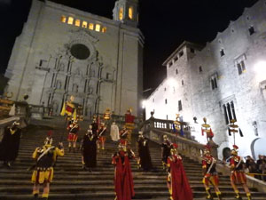 Setmana Santa 2023 a Girona. Sortida dels Manaies per lliurar el Penó