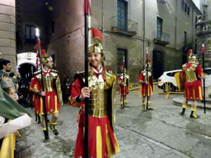 Setmana Santa 2023 a Girona. Sortida dels Manaies per lliurar el Penó