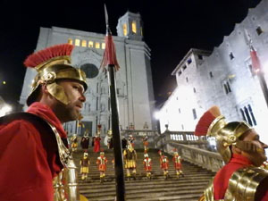 Setmana Santa 2023 a Girona. Sortida dels Manaies per lliurar el Penó