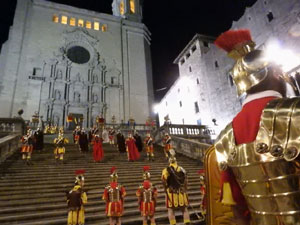 Setmana Santa 2023 a Girona. Sortida dels Manaies per lliurar el Penó