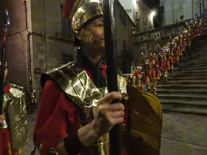 Setmana Santa 2023 a Girona. Sortida dels Manaies per lliurar el Penó