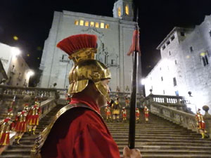 Setmana Santa 2023 a Girona. Sortida dels Manaies per lliurar el Penó