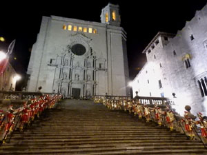 Setmana Santa 2023 a Girona. Sortida dels Manaies per lliurar el Penó