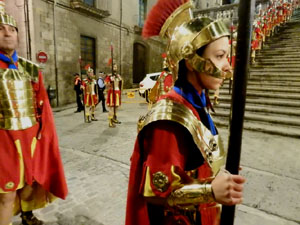 Setmana Santa 2023 a Girona. Sortida dels Manaies per lliurar el Penó