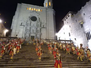 Setmana Santa 2023 a Girona. Sortida dels Manaies per lliurar el Penó