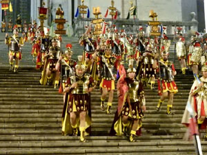 Setmana Santa 2023 a Girona. Sortida dels Manaies per lliurar el Penó