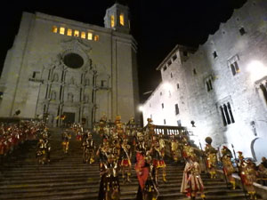 Setmana Santa 2023 a Girona. Sortida dels Manaies per lliurar el Penó