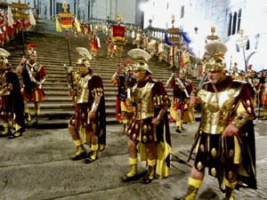 Setmana Santa 2023 a Girona. Sortida dels Manaies per lliurar el Penó