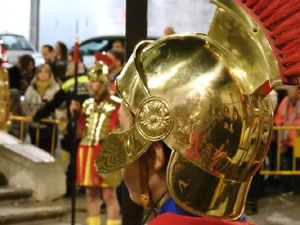 Setmana Santa 2023 a Girona. Sortida dels Manaies per lliurar el Penó