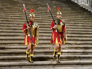 Setmana Santa 2023 a Girona. Sortida dels Manaies per lliurar el Penó