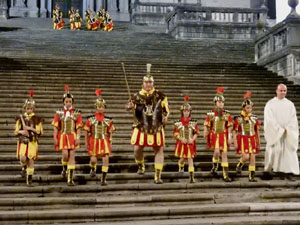 Setmana Santa 2023 a Girona. Sortida dels Manaies per lliurar el Penó