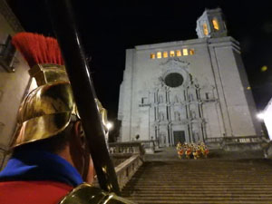 Setmana Santa 2023 a Girona. Sortida dels Manaies per lliurar el Penó