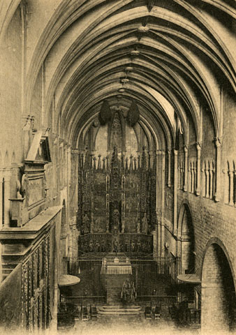 Vista de la nau central i del retaule major de l'església de Sant Feliu. 1910