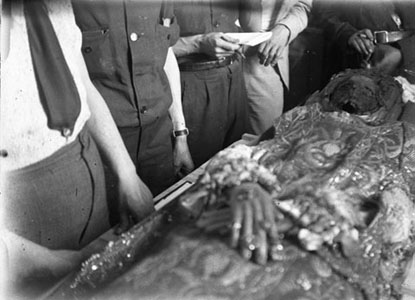 Moment de l'acte d'obertura del sepulcre de Sant Narcís. Membres de la comissió envoltant les despulles. 1936