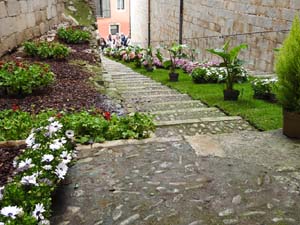 Temps de Flors 2023. Bas&iacute;lica de Sant Feliu - escalinata nord