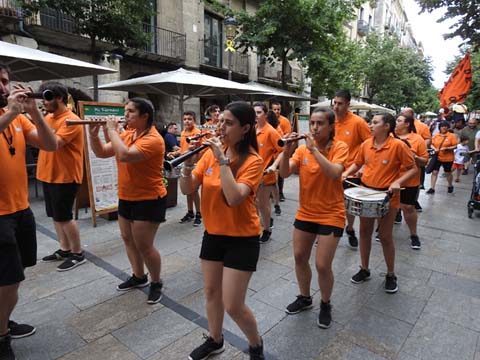 La cercavila a la Rambla de la Llibertat